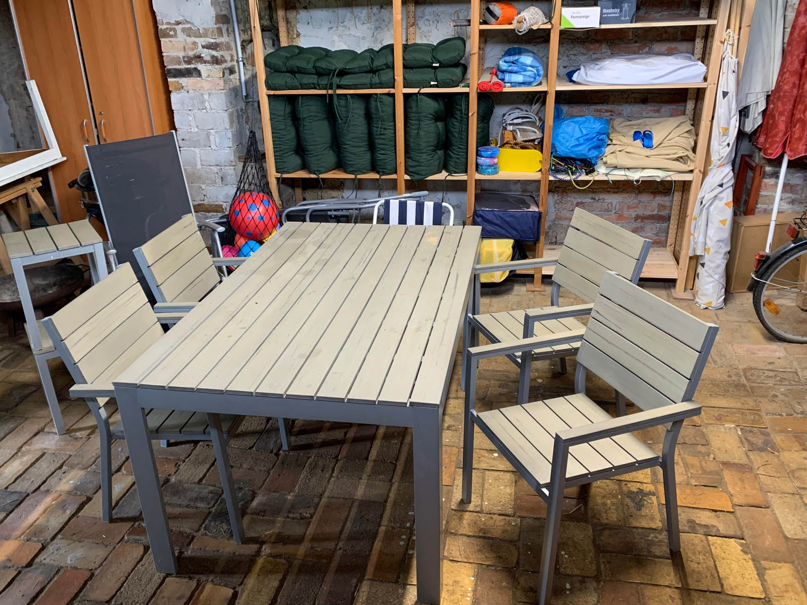 Gartenmöbel Tisch und Stühle